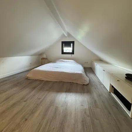 Apartment Small House In Sevres