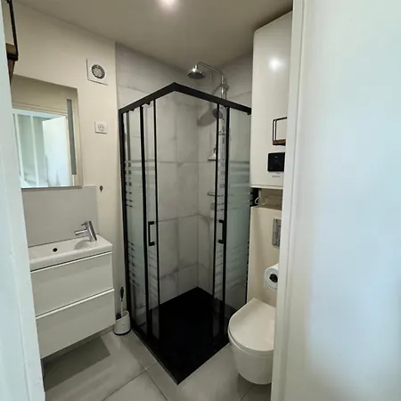 Apartment Small House In Sevres